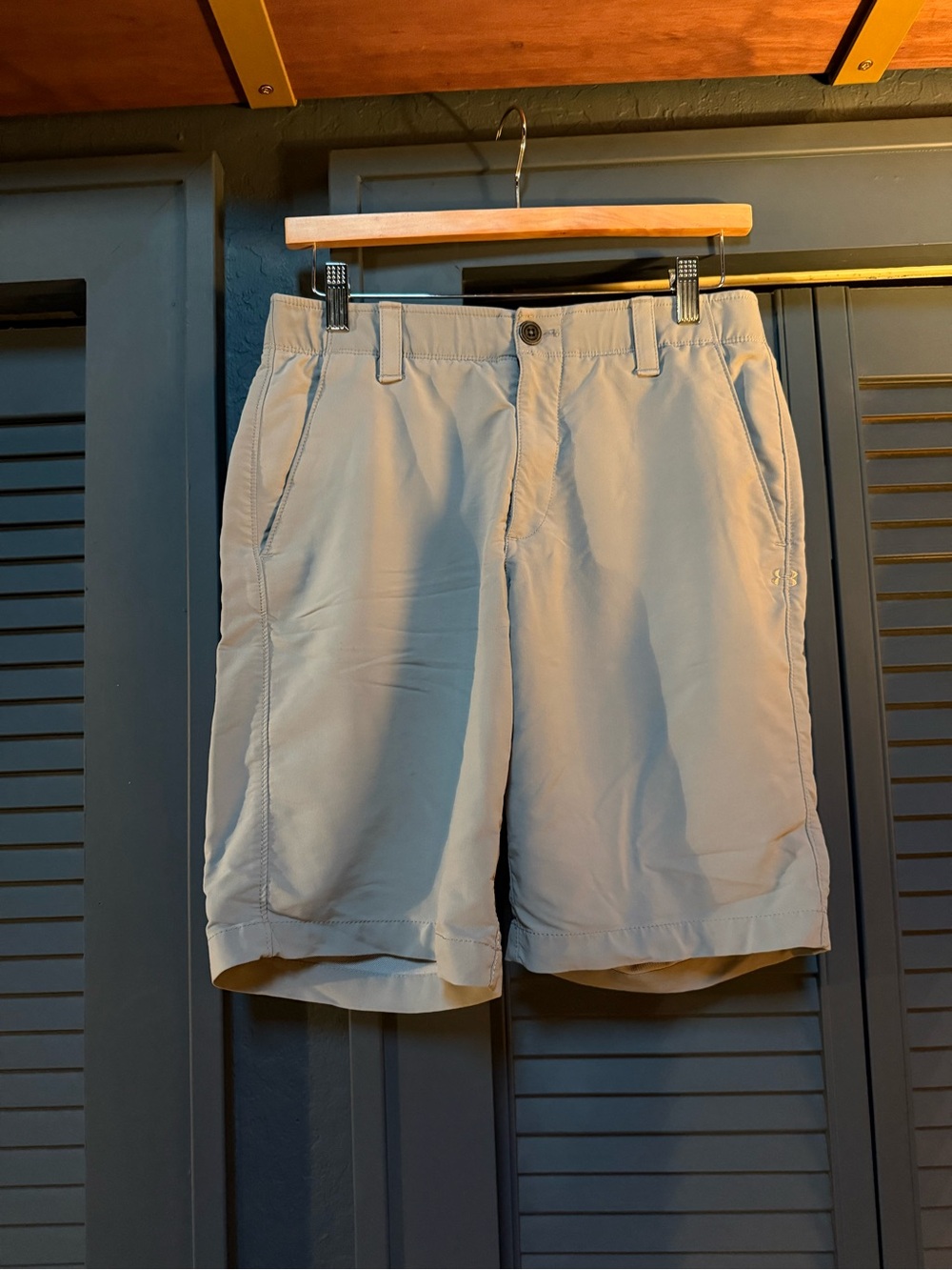 Under Armour Men's Light Gray Woven Performance Fabric Shorts 32
